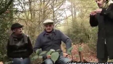 爸爸和儿子在森林里强奸了他的女儿和妹妹