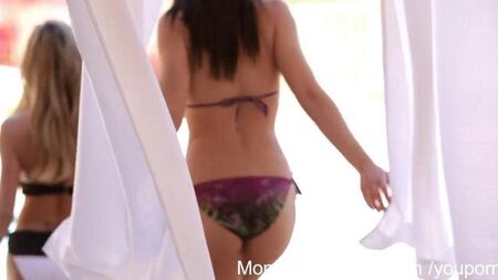 女孩看着那个男孩操她的母亲