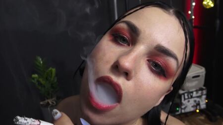 您喜欢吸更多的东西 - 香烟或鸡巴！