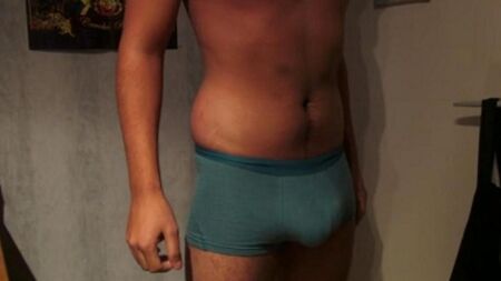 一个男人从过度兴奋的人身上射中他的内裤