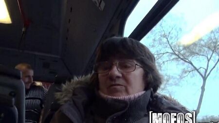 直接在公共汽车上操了屁股的女孩