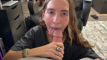 别把你的阴部藏在我身边