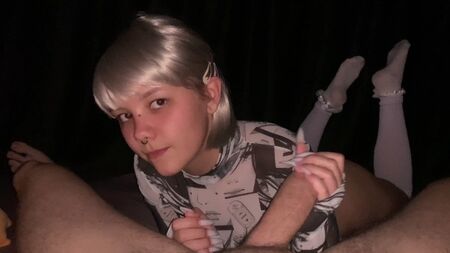 成员触手可及，立即表现得像妓女
