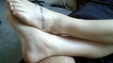 色情在你的脚上完成