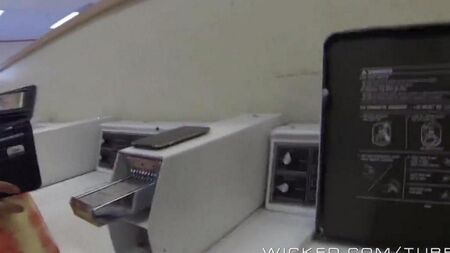 一个狡猾的人发明了一种离婚方式