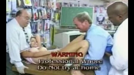 在一个女孩身上测试巨型假阳具