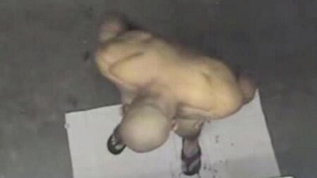 淋浴中的隐藏摄像机显示一个裸体男人
