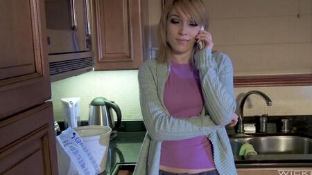 莉莉·拉布（Lily Labeau）和她姐姐的家伙一起睡觉