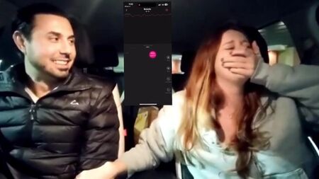 这个女孩的公鸡手指在车上高潮