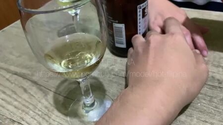 成人美女喝一点葡萄酒，想要做爱