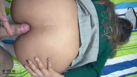 可爱女学生初尝痛苦的肛交。真实业余性爱