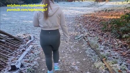长裤穿着裤子的成年女人在公园的嘴里乱搞