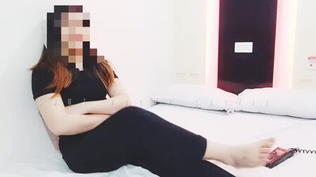这个女孩藏着她的脸，跳上一名成员来参加战利品