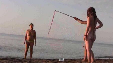 在海滩上裸露的比赛