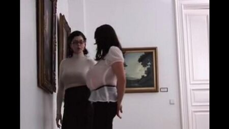 博物馆中两个女同性恋者的大胸部