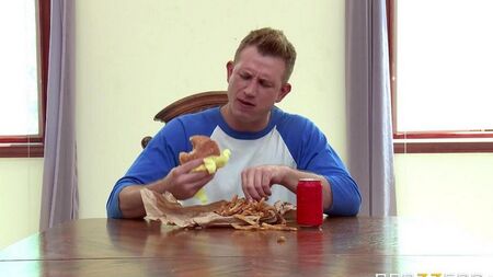 丈夫看着妻子乱搞自己作为黄瓜