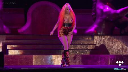 妮琪·米娜（Nicki Minaj）——在“美国制造”（Made In America）音乐节上的走光事件（2018年9月）在线观看 / Ники Минаж