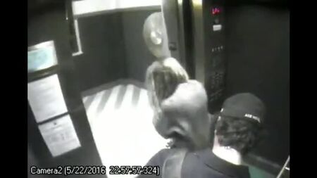 安柏·赫德与詹姆斯·弗兰科一同走进电梯