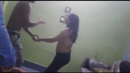 一位南亚女孩与两名男孩共舞