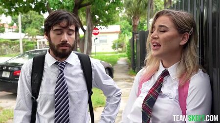 学生一见面就做爱。Blake Blossom、Nade Nasty出演的色情视频