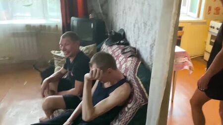 奥列格·蒙戈尔、疯狂帕夏和伊丽莎白·奇基-皮基正在做海军风味的意面