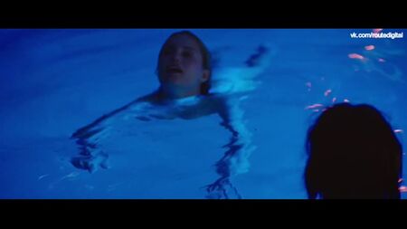 帕兹·德·拉·韦尔塔、迪安娜·阿格隆 裸体 - 《Bare》（美国 2015）720p 在线观看