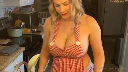 切尔西·怀尔德 家庭主妇在厨房做饭 大胸 女佣