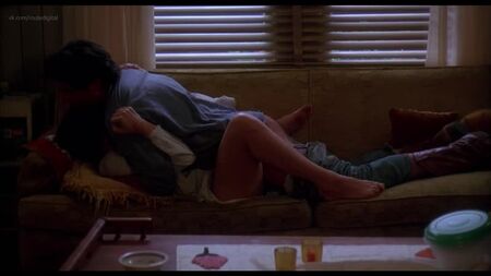 黛布拉·温格、芭芭拉·赫希裸戏 - 《危险女人》（1993）高清1080p在线观看