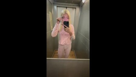 手持刀的尤莉娅·菲内斯