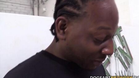 在公共厕所里投降给陌生人