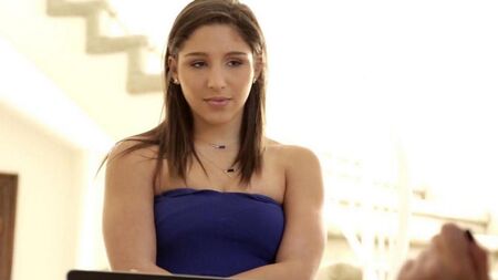 女同性恋Gracie Glam在Abella Dunger的猫周围擦拭