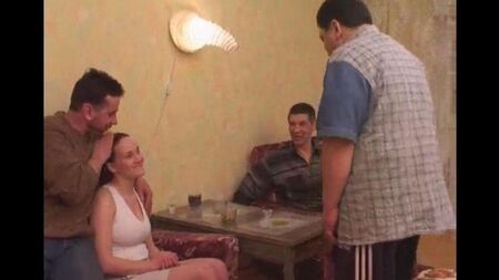 一个醉酒的叔叔和朋友一起与一个侄女乱伦