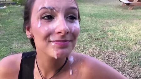 这里有一段玛丽亚·莱昂妮被颜射的合集，这个婊子特别喜欢脸上被射上一大股精液