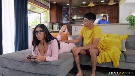Violet Myers [PornCube 色情 VK 新片 VK HD 1080 拉丁裔 大胸