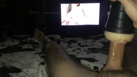 一边看色情片一边用自慰器自慰