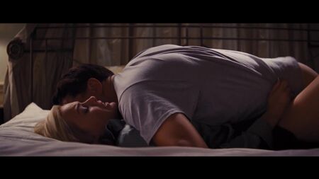玛格特·罗比等人的裸露与性感镜头——《华尔街之狼》（2013）高清1080p