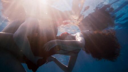 姆比·迈纳、蒂娜·德赛、杰米·克莱顿 裸戏 - 《超感八人组》（2017）第2季第5集 HD 1080p 网络版