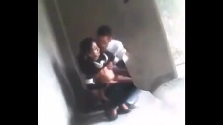南亚辣妹校花：少女的第一次狂野体验