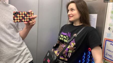 最好的朋友说服我在门口给他口交