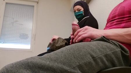 在排队接种新冠疫苗时自慰