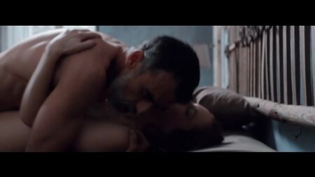 露西亚·马斯奇诺、瓦伦蒂娜·贝勒 裸体 - 《无法立足于世间的爱》（2017）