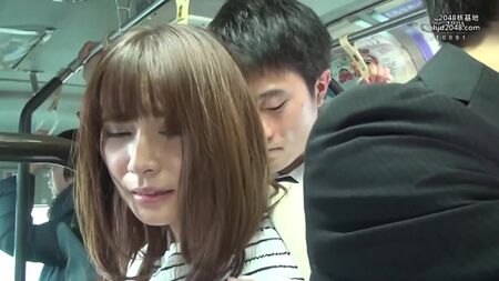 日本公交车上的性爱——这是年轻亚洲女子梦寐以求的