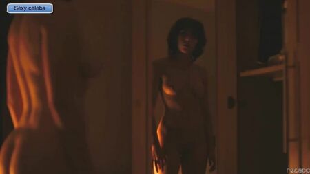 赤裸的斯嘉丽·约翰逊对着镜子打量自己 / Nude Scarlett Johansson view itself in the mirror