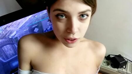MihaNika69 - [PornHubPremium] - 趁女友玩《Apex英雄》时与她做爱 ¦ 第一人称视角 颜射 - 1080p