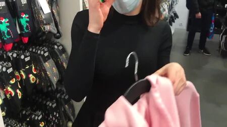 在试衣间与销售顾问发生性关系