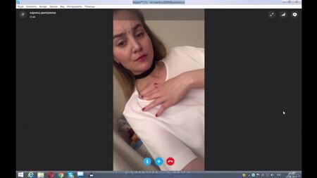 莫斯科一名俄罗斯裸体女孩在Skype上展示胸部和阴部