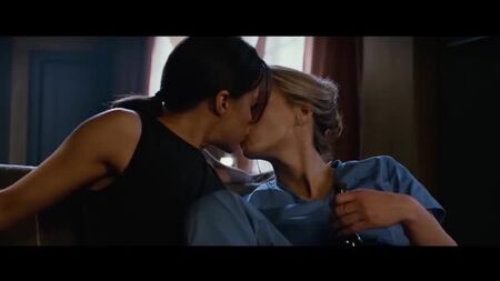 米歇尔·罗德里格兹在《NEMESI》中的激情女同接吻戏（4K 超高清）