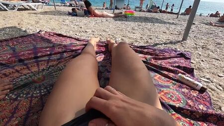 海滩上的骚货___男人们都在看我 4.mp4
