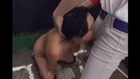 基生者严厉地操他的年轻风扇在他的嘴里
