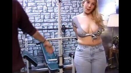 一个有天然山雀的长弓女人检查男人的阴茎